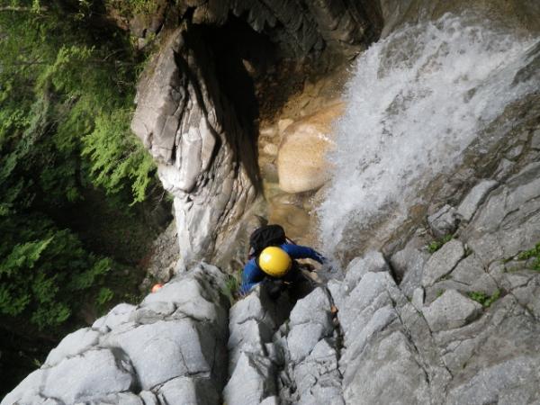 ホールド・スタンスがしっかりしていて登りやすい沢です。